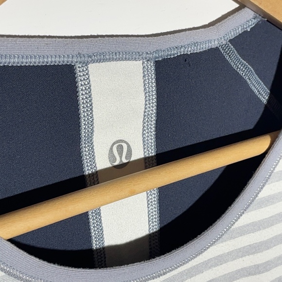 Unique Lululemon Reversible Long Sleeve Size 6 - Picture 2 of 4